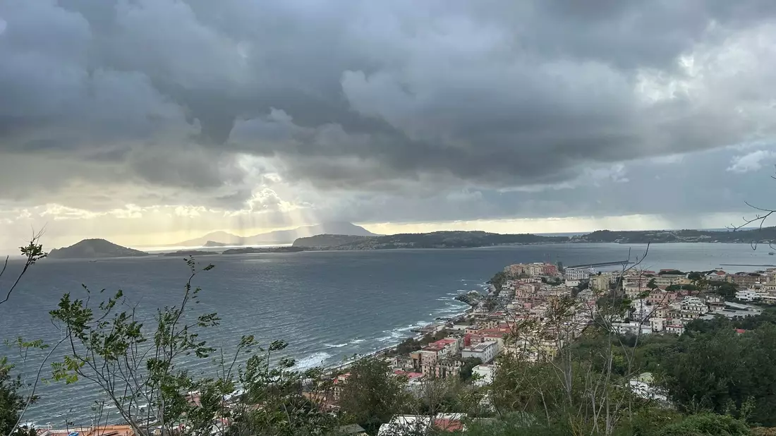 Die Stadt Pozzuoli liegt auf dem Supervulkan Campi Flegrei, wo Experten nach einer Serie von Erdbeben Schlimmeres befürchten. - Bild: Christoph Sator/dpa