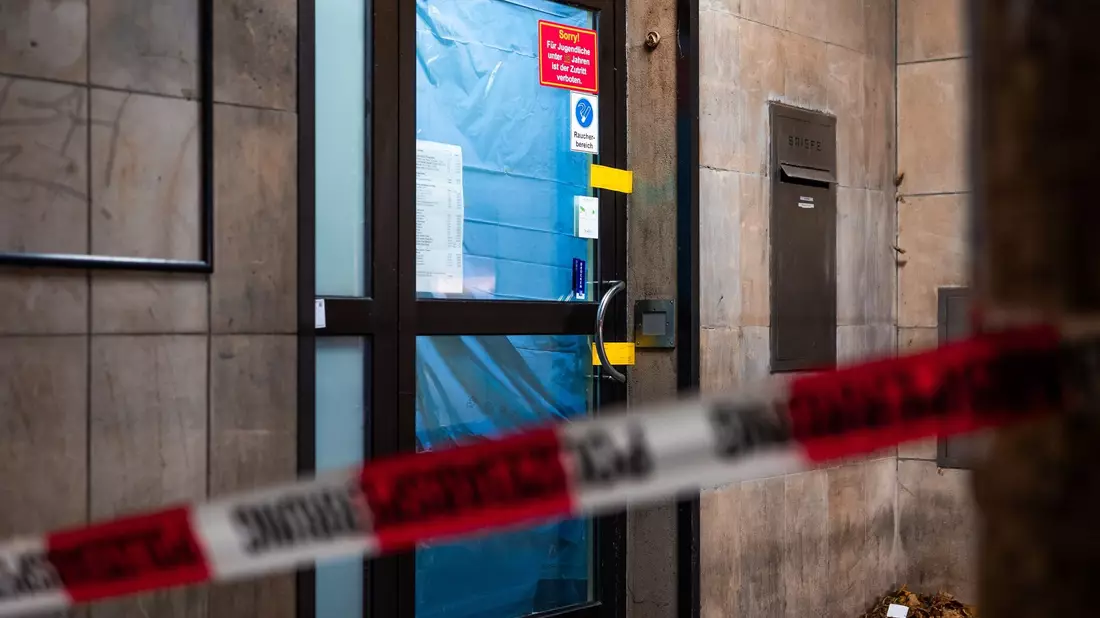 Absperrband vor der Spielothek in Hannover, in der ein Mann tödlich verletzt wurde. - Bild: Moritz Frankenberg/dpa