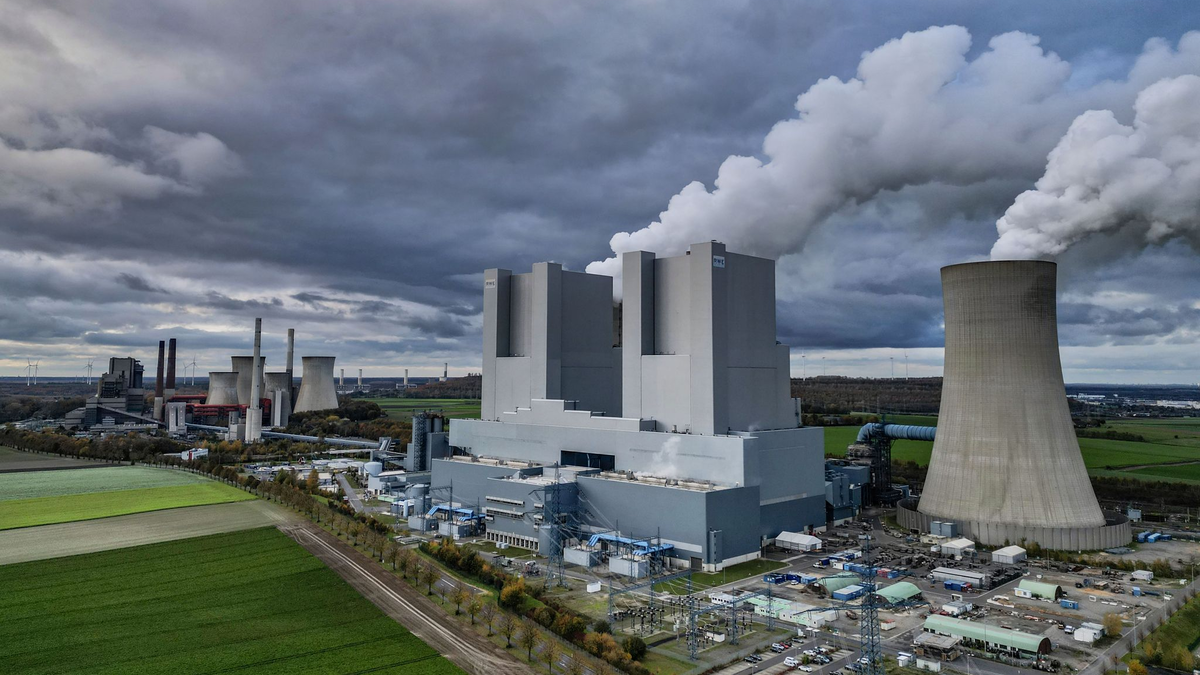 Dampf steigt aus dem RWE-Braunkohlekraftwerk Neurath. Das von RWE betriebene Kraftwerk gilt als das grüßte Braunkohlekraftwerk in Deutschland. - Foto: Oliver Berg/dpa