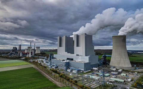 Dampf steigt aus dem RWE-Braunkohlekraftwerk Neurath. Das von RWE betriebene Kraftwerk gilt als das grüßte Braunkohlekraftwerk in Deutschland. - Foto: Oliver Berg/dpa