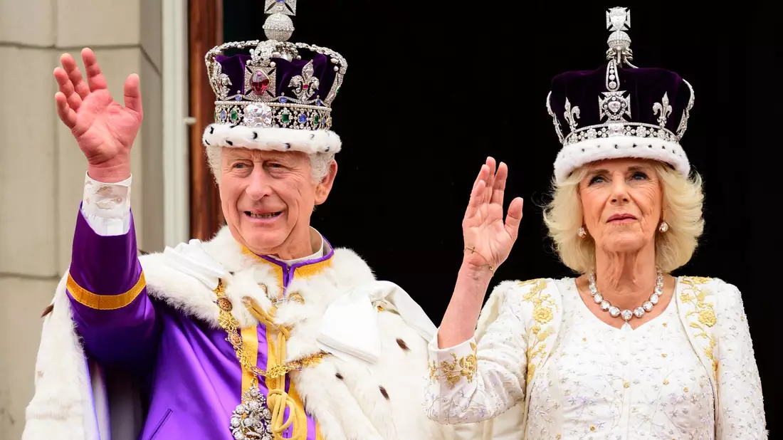 König Charles III. und Königin Camilla  nach ihrer Krönung in der Westminster Abbey. - Bild: Leon Neal/PA Wire/dpa