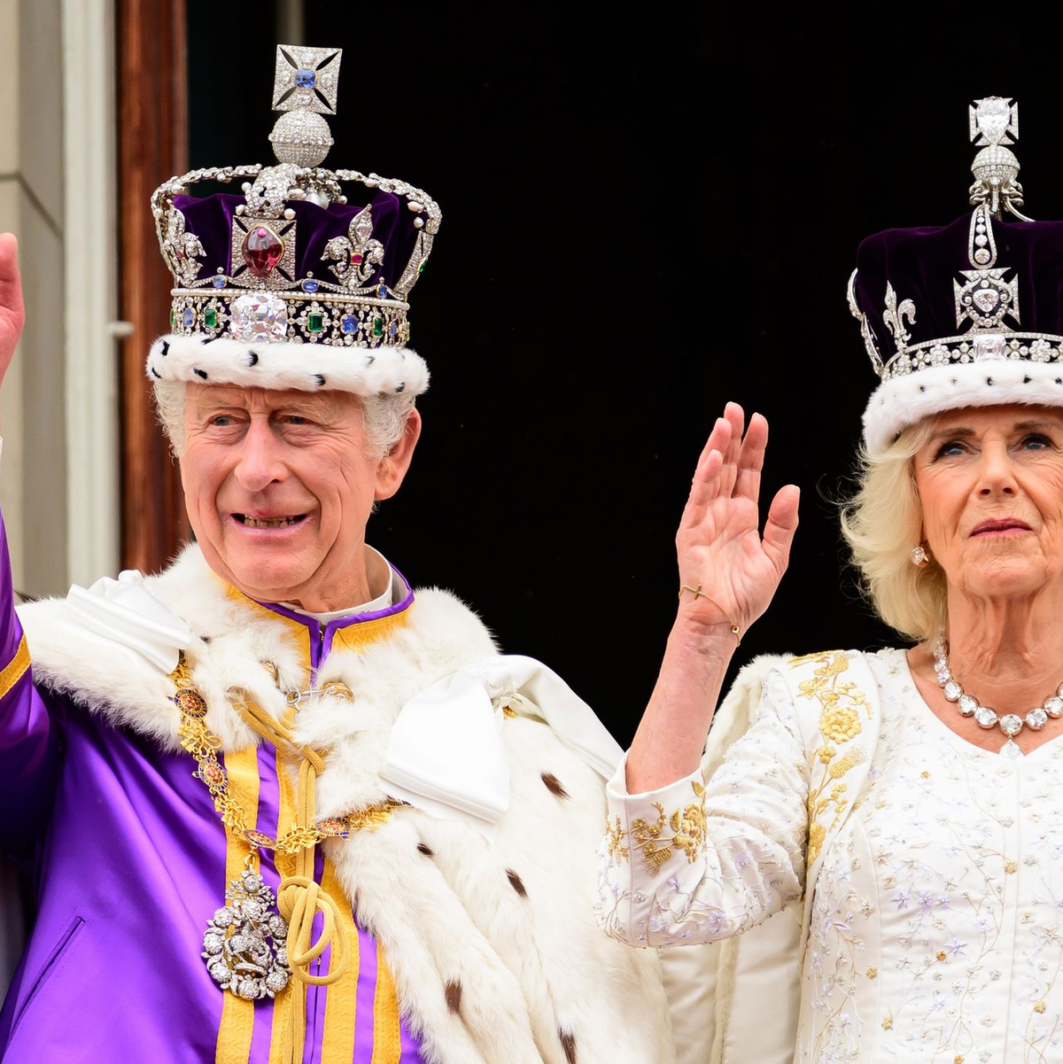 König Charles III. und Königin Camilla  nach ihrer Krönung in der Westminster Abbey. - Foto: Leon Neal/PA Wire/dpa