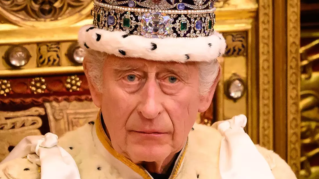 König Charles III. bei der Eröffnung des Parlaments im House of Lords im Westminsterpalast. - Bild: Leon Neal/PA Wire/dpa