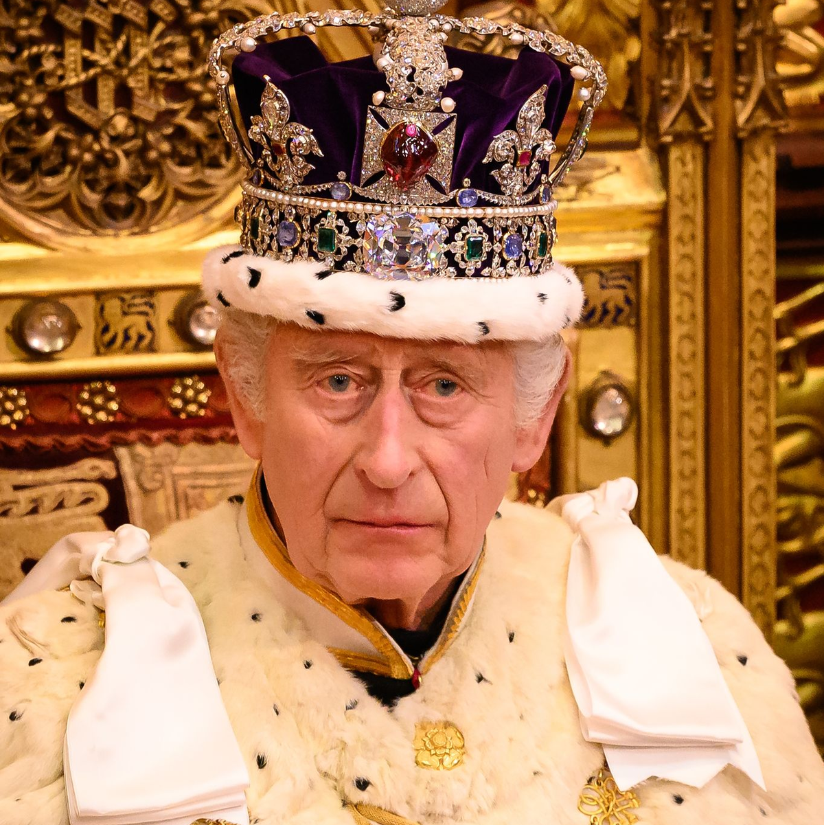 König Charles III. bei der Eröffnung des Parlaments im House of Lords im Westminsterpalast. - Foto: Leon Neal/PA Wire/dpa