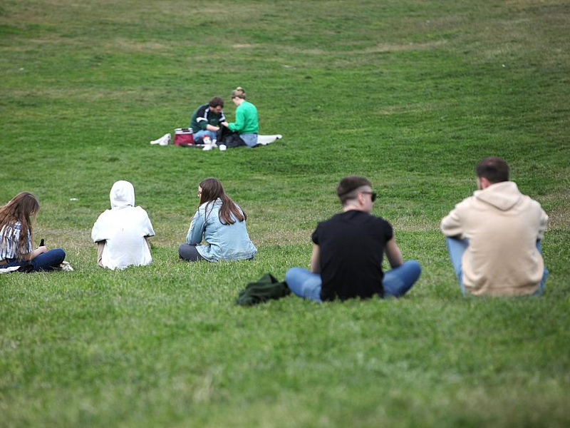 Junge Leute in einem Park (Archiv) - Foto: über dts Nachrichtenagentur