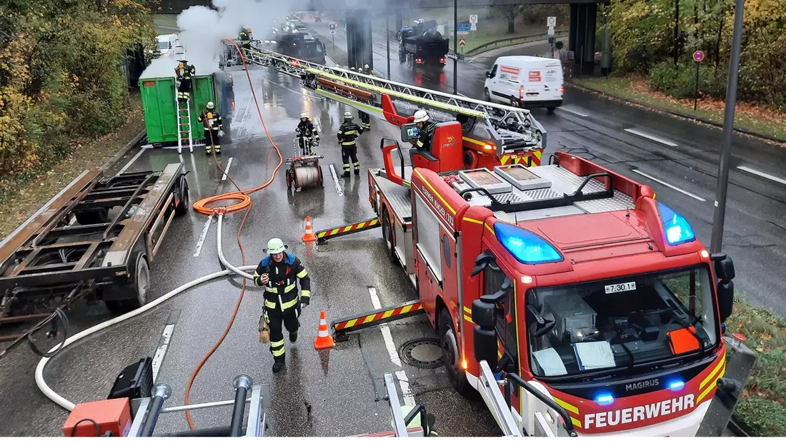FW-M: Lkw-Brand sorgt für Verkehrsbehinderung (Moosach) - Bild: presseportal.de