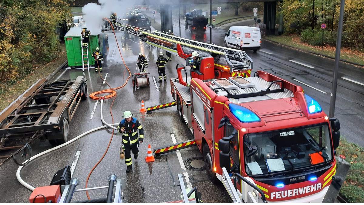 FW-M: Lkw-Brand sorgt für Verkehrsbehinderung (Moosach) - Foto: presseportal.de