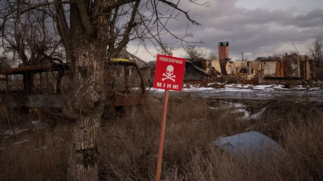 Warnschild am Straßenrand des urkainischen Dorfes Kamjanka bei Isjum. - Bild: Vadim Ghirda/AP