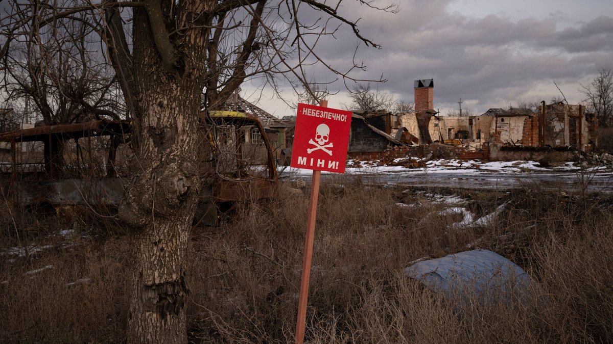Warnschild am Straßenrand des urkainischen Dorfes Kamjanka bei Isjum. - Foto: Vadim Ghirda/AP