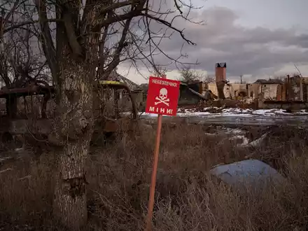 Warnschild am Straßenrand des urkainischen Dorfes Kamjanka bei Isjum. - Foto: Vadim Ghirda/AP