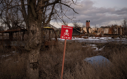 Warnschild am Straßenrand des urkainischen Dorfes Kamjanka bei Isjum. - Foto: Vadim Ghirda/AP