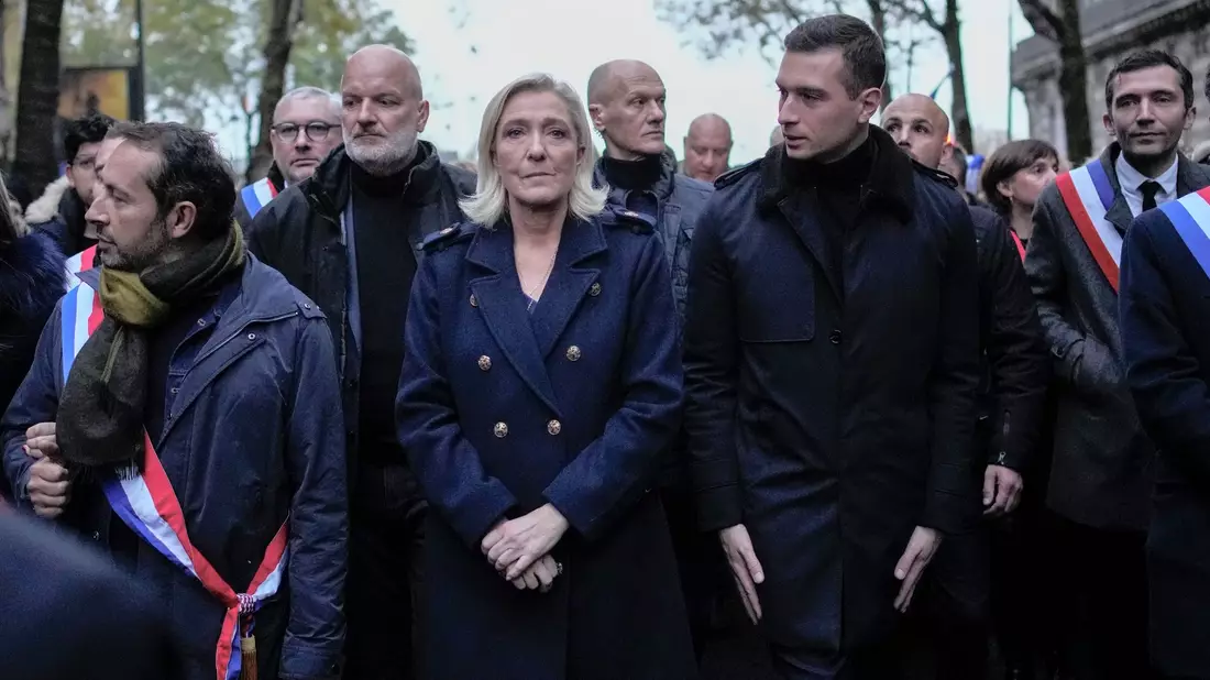 Marine Le Pen und Jordan Bardella bei der Demonstration gegen Antisemitismus in Paris. - Bild: Christophe Ena/AP/dpa
