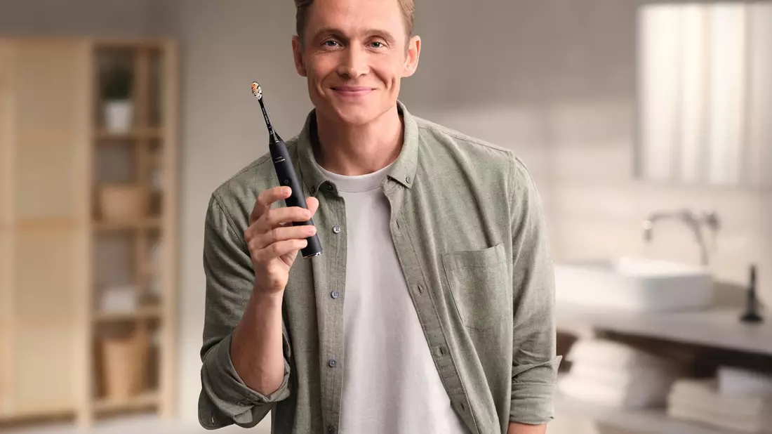 Philips Sonicare / 20x effektiver Zähneputzen: Matthias Schweighöfer zeigt wie es mit Philips Sonicare geht - Bild: presseportal.de