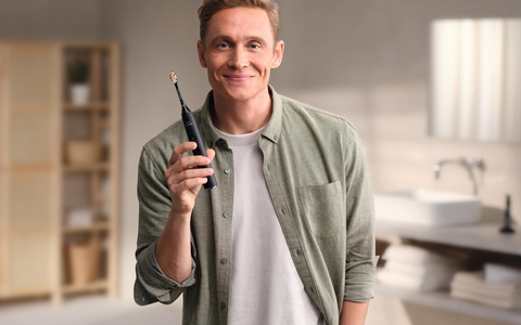 Philips Sonicare / 20x effektiver Zähneputzen: Matthias Schweighöfer zeigt wie es mit Philips Sonicare geht - Foto: presseportal.de