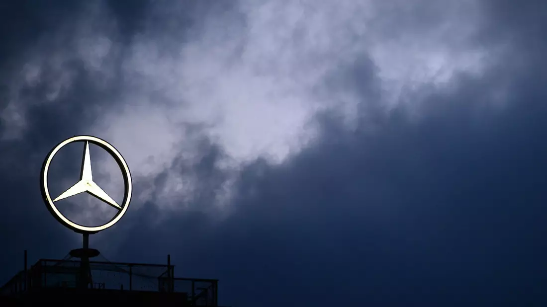 Dunkle Wolken über dem Mercedes Stern. - Bild: Sebastian Gollnow/dpa