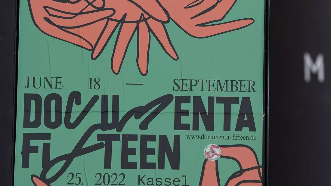 Ein Plakat zur documenta fifteen. - Bild: Swen Pförtner/dpa
