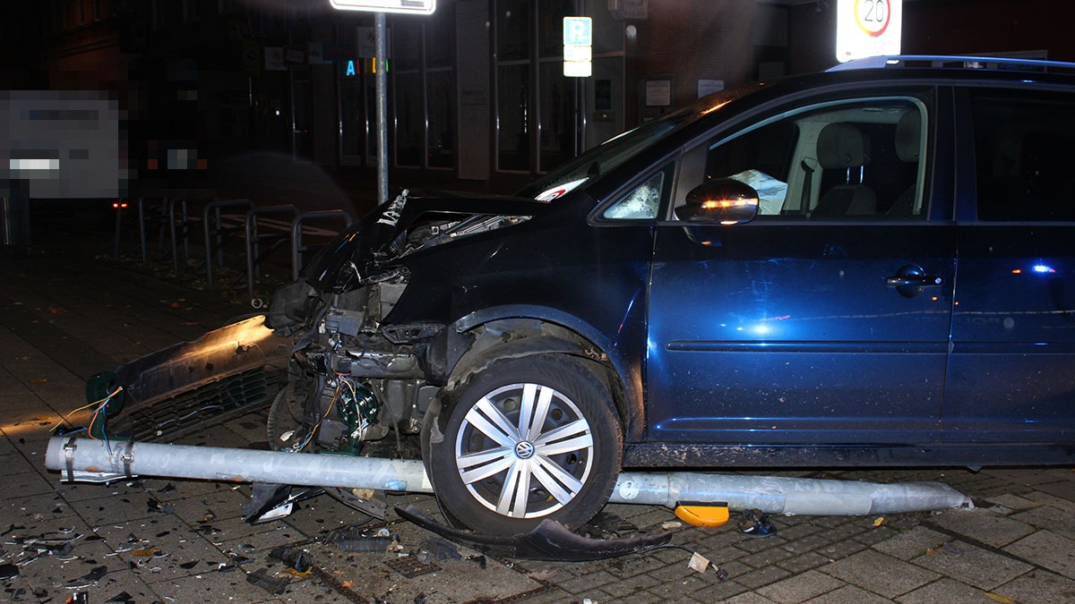 POL-GE: Autofahrer flüchtet vor Polizei und fährt gegen Ampelmast - Foto: presseportal.de