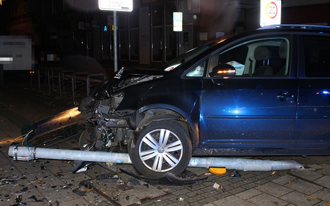 POL-GE: Autofahrer flüchtet vor Polizei und fährt gegen Ampelmast - Foto: presseportal.de