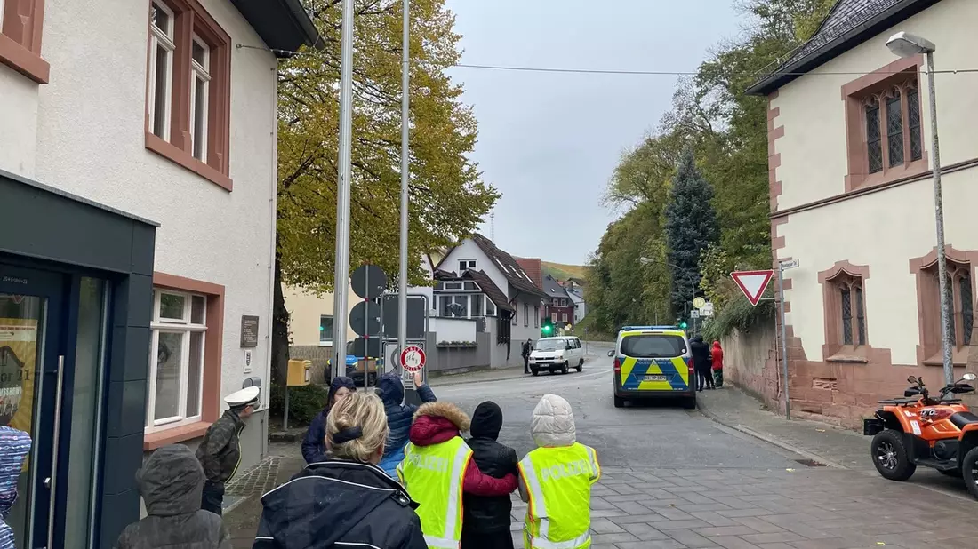 POL-DA: Heppenheim: Blitz for kids/Schulkinder freuen sich - 17 grüne Karten verteilt - Bild: presseportal.de