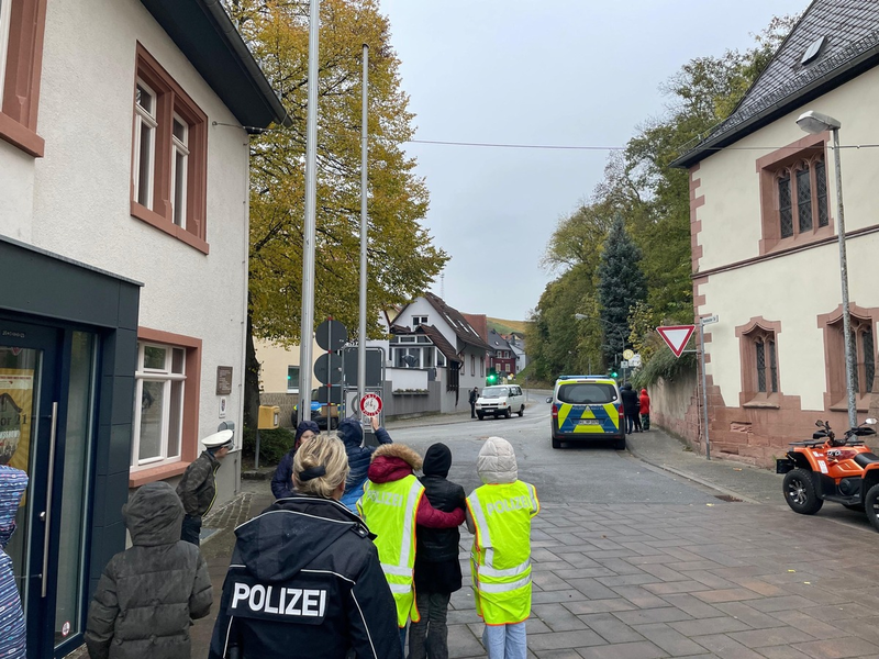 POL-DA: Heppenheim: Blitz for kids/Schulkinder freuen sich - 17 grüne Karten verteilt - Foto: presseportal.de