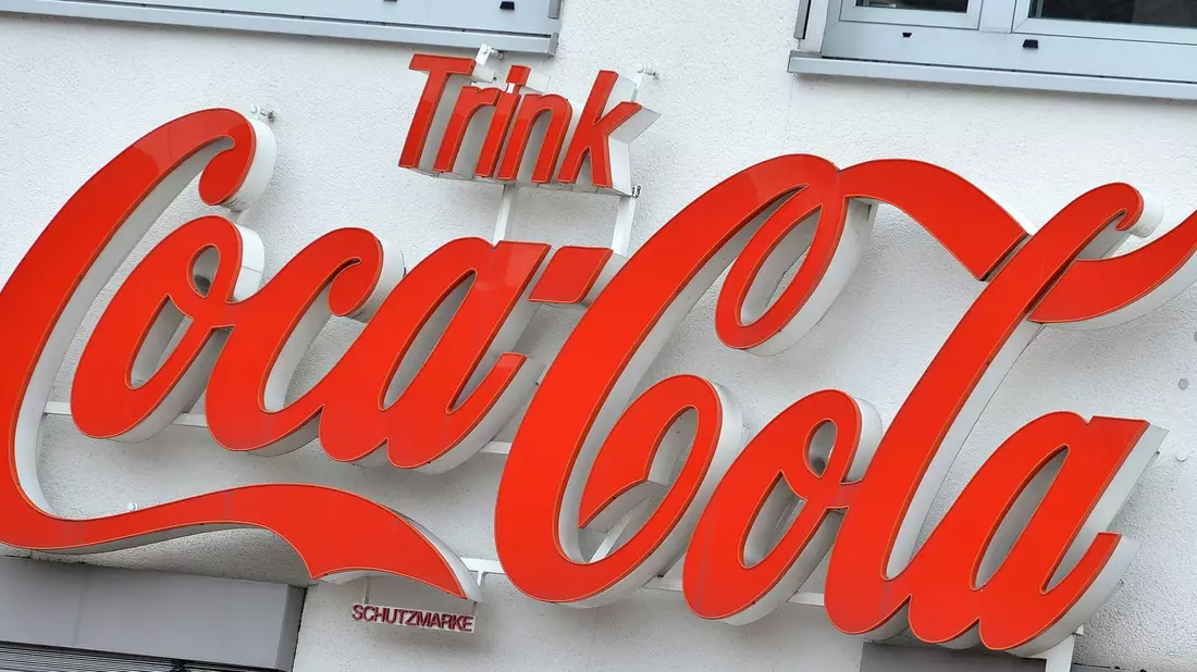 Coca-Cola beschäftigt in Deutschland mehr als 6000 Menschen. (Archivbild) - Bild: picture alliance / dpa