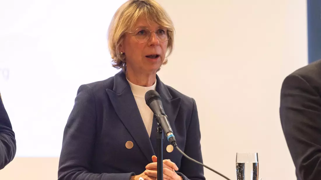 Oberstaatsanwältin Iris Janke informiert über Einzelheiten nach den tödlichen Schüssen auf einen Schüler in Offenburg. - Bild: Philipp von Ditfurth/dpa