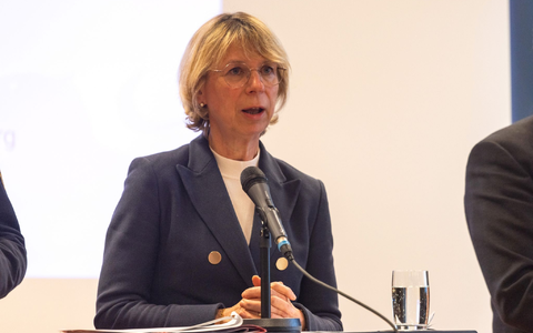 Oberstaatsanwältin Iris Janke informiert über Einzelheiten nach den tödlichen Schüssen auf einen Schüler in Offenburg. - Foto: Philipp von Ditfurth/dpa