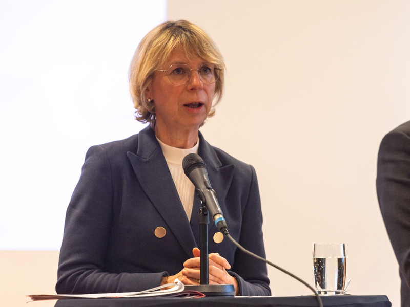 Oberstaatsanwältin Iris Janke informiert über Einzelheiten nach den tödlichen Schüssen auf einen Schüler in Offenburg. - Foto: Philipp von Ditfurth/dpa