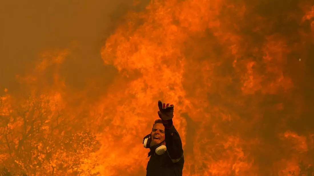 Ein Feuerwehrmann kämpft in dem Dorf in der Nähe von Athen gegen einen Waldbrand. Die Vereinten Nationen fürchten durch den Klimawandel eine Zunahme von Katastrophen mit schweren Auswirkungen auf Landwirtschaft und Ernährungssicherheit. - Bild: Marios Lolos/XinHua/dpa