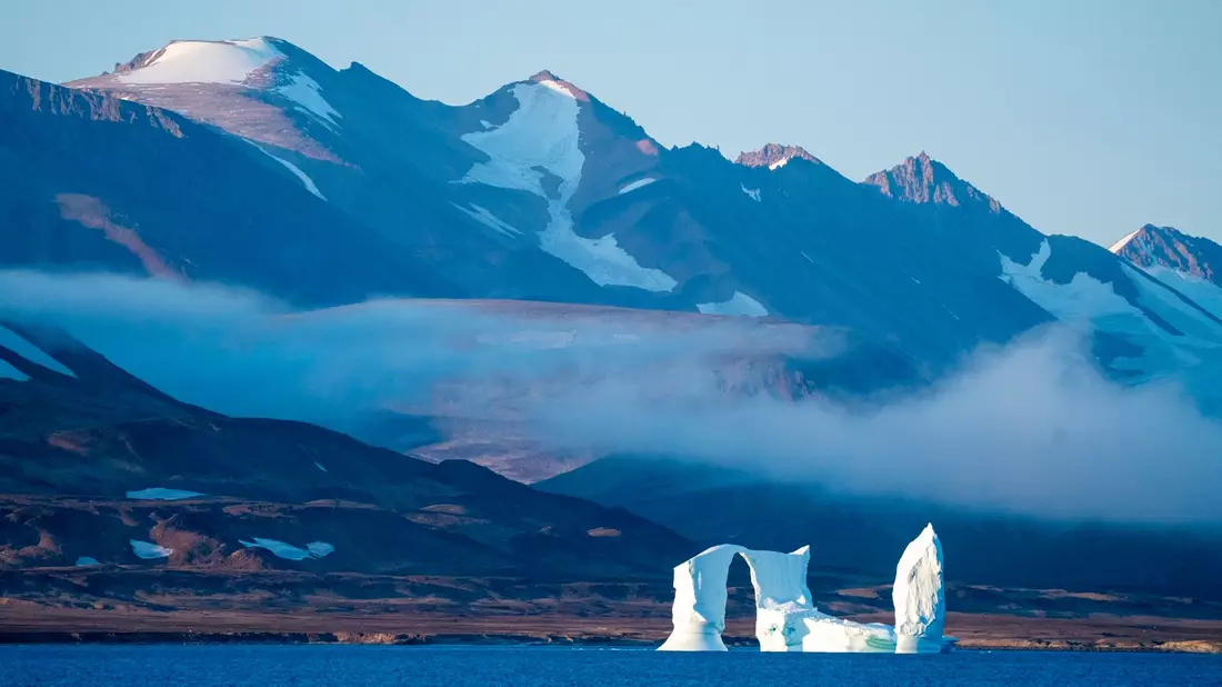 Ein einzelner Eisberg treibt im Scoresby Sund vor Grönland. - Bild: Chris Szagola/AP/dpa