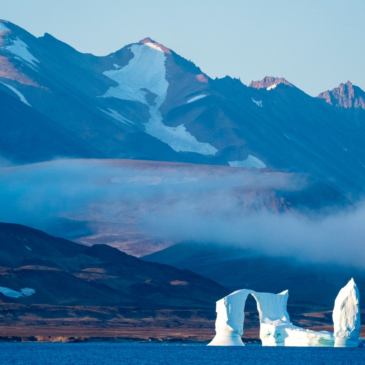 Ein einzelner Eisberg treibt im Scoresby Sund vor Grönland. - Foto: Chris Szagola/AP/dpa