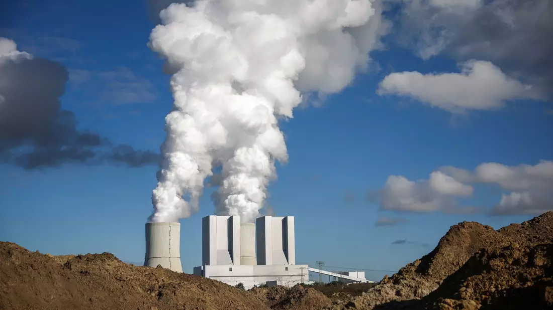 Das Braunkohlekraftwerk Lippendorf. In dem Kraftwerk wird Braunkohle aus umliegenden Tagebauen zur Strom- und Wärmeerzeugung verbrannt. - Bild: Jan Woitas/dpa