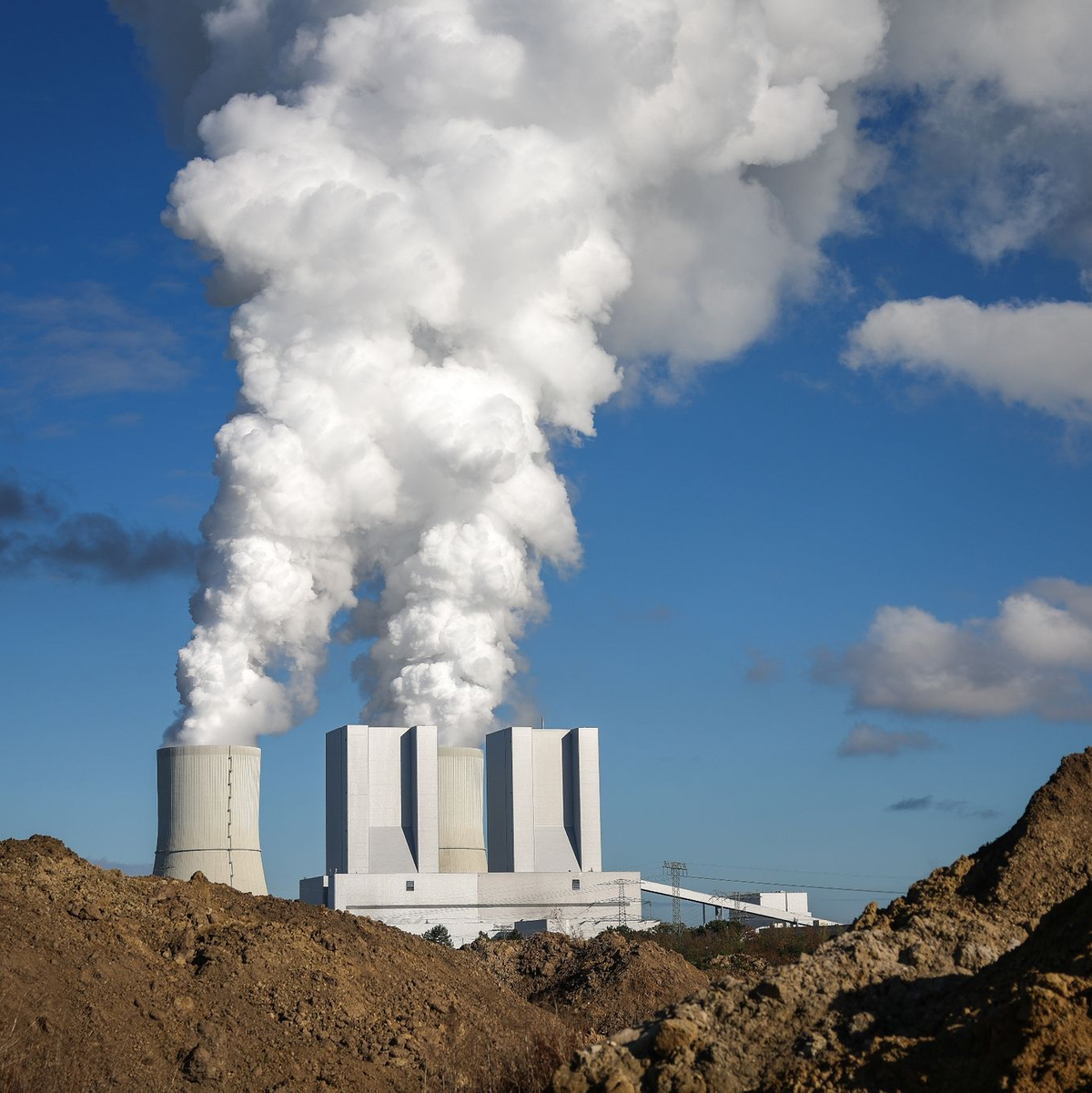 Das Braunkohlekraftwerk Lippendorf. In dem Kraftwerk wird Braunkohle aus umliegenden Tagebauen zur Strom- und Wärmeerzeugung verbrannt. - Foto: Jan Woitas/dpa