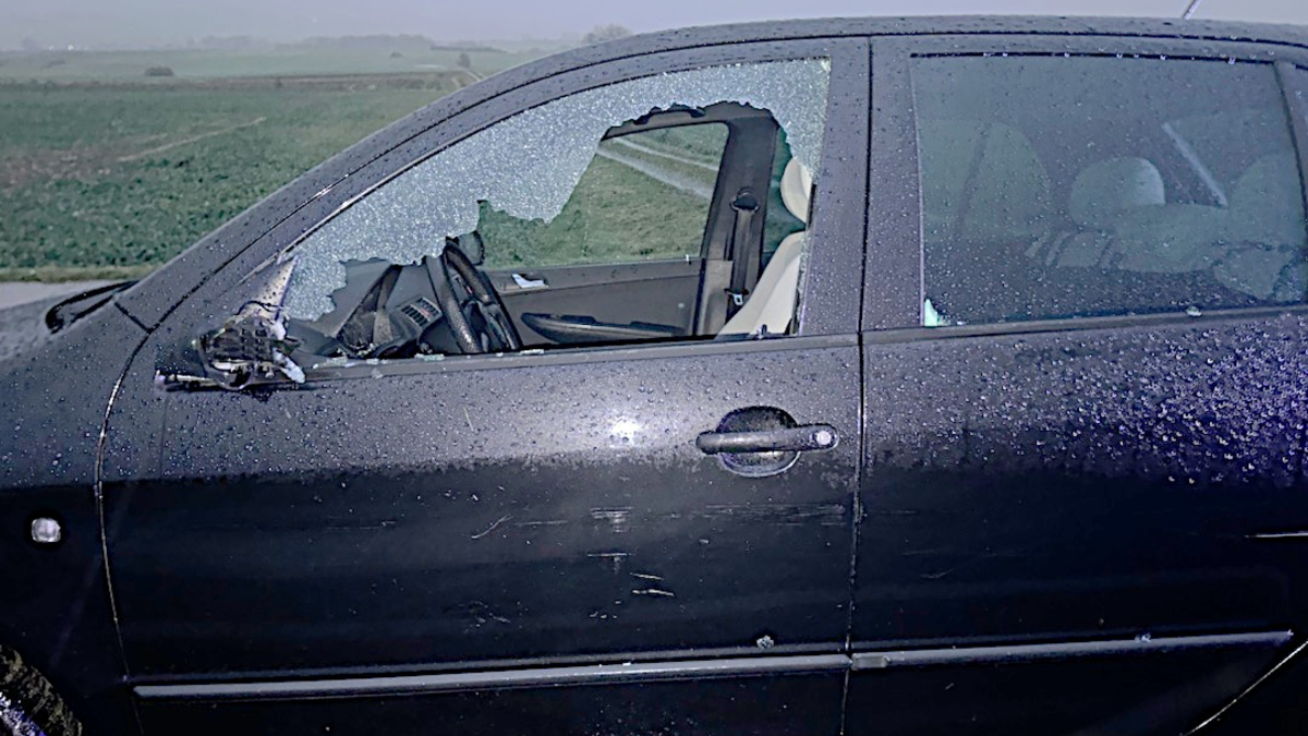 POL-HM: Autofahrer verursacht durch riskantes Überholen Verkehrsunfall und flüchtet von der Unfallstelle - Foto: presseportal.de