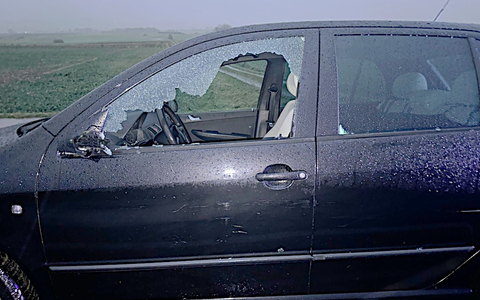 POL-HM: Autofahrer verursacht durch riskantes Überholen Verkehrsunfall und flüchtet von der Unfallstelle - Foto: presseportal.de