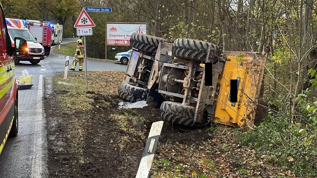 LPI-NDH: Beladener Lkw umgekippt - Fahrer verletzt - Bild: presseportal.de