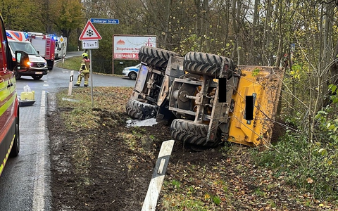 LPI-NDH: Beladener Lkw umgekippt - Fahrer verletzt - Foto: presseportal.de