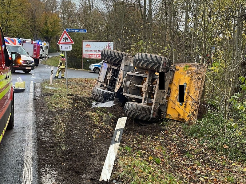 LPI-NDH: Beladener Lkw umgekippt - Fahrer verletzt - Foto: presseportal.de
