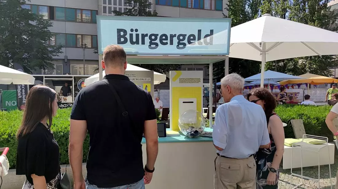 Passanten an einem Bürgergeld-Infostand (Archiv) - Bild: über dts Nachrichtenagentur