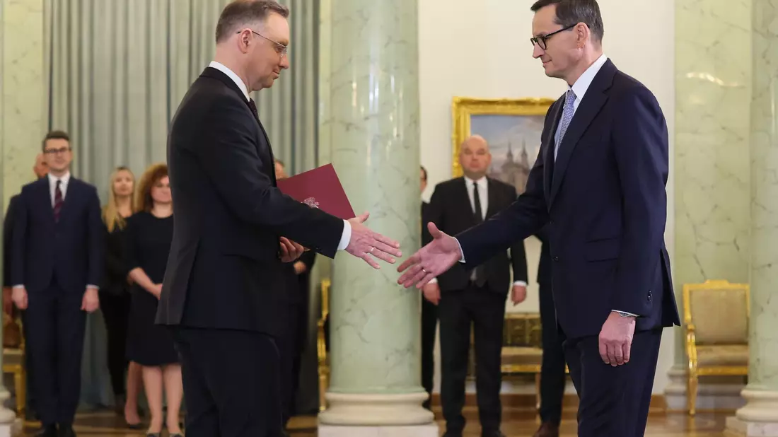 Polens Präsident Andrzej Duda (l) und der ehemalige Ministerpräsident Mateusz Morawiecki in Warschau. - Bild: Leszek Szymanski/PAP/dpa