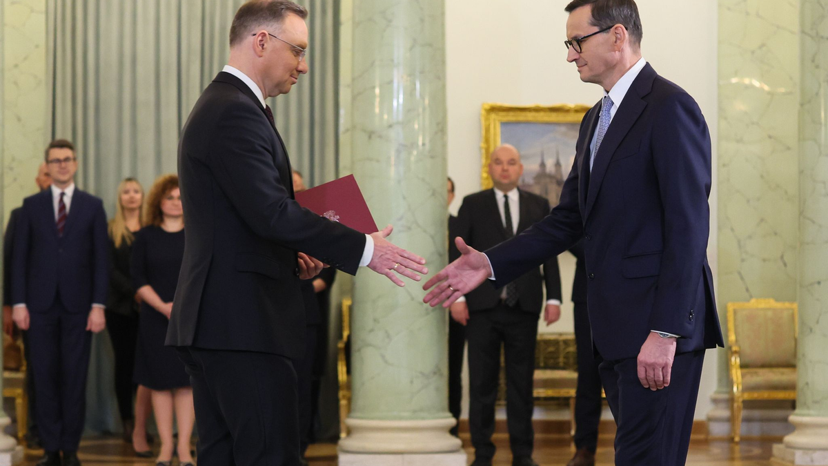 Polens Präsident Andrzej Duda (l) und der ehemalige Ministerpräsident Mateusz Morawiecki in Warschau. - Foto: Leszek Szymanski/PAP/dpa