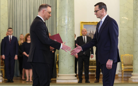 Polens Präsident Andrzej Duda (l) und der ehemalige Ministerpräsident Mateusz Morawiecki in Warschau. - Foto: Leszek Szymanski/PAP/dpa