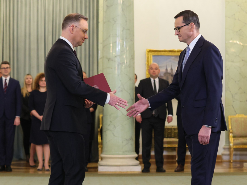 Polens Präsident Andrzej Duda (l) und der ehemalige Ministerpräsident Mateusz Morawiecki in Warschau. - Foto: Leszek Szymanski/PAP/dpa