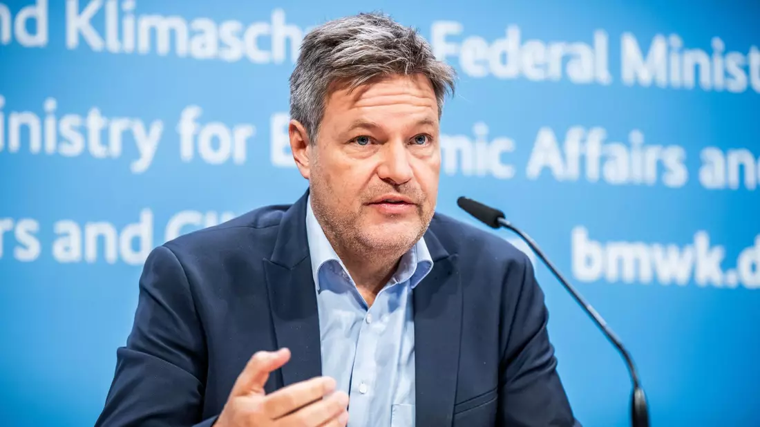 Wirtschaftsminister Robert Habeck stellt die Pläne für ein deutsches Wasserstoffkernnetz vor. - Bild: Michael Kappeler/dpa