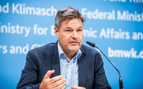 Wirtschaftsminister Robert Habeck stellt die Pläne für ein deutsches Wasserstoffkernnetz vor. - Foto: Michael Kappeler/dpa