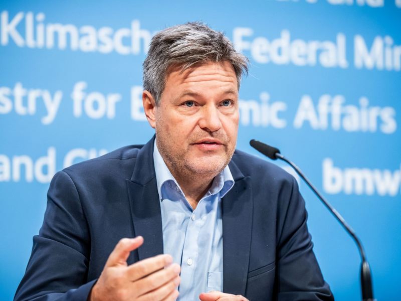 Wirtschaftsminister Robert Habeck stellt die Pläne für ein deutsches Wasserstoffkernnetz vor. - Foto: Michael Kappeler/dpa