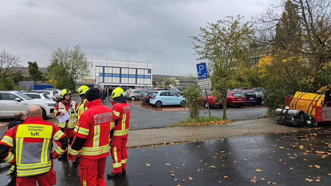 Eine Person, die eine Schusswaffe getragen haben soll, hat einen Polizeieinsatz an einem Gymnasium in Salzgitter ausgelöst. - Bild: Christian Brahmann/dpa