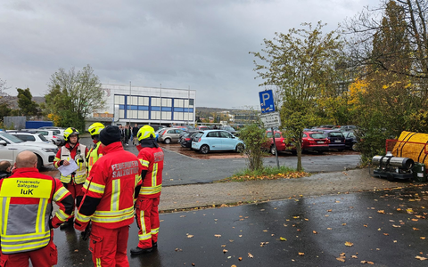 Eine Person, die eine Schusswaffe getragen haben soll, hat einen Polizeieinsatz an einem Gymnasium in Salzgitter ausgelöst. - Foto: Christian Brahmann/dpa