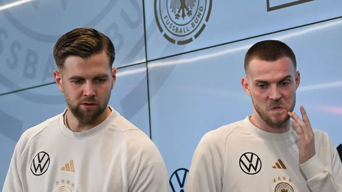 Die Nationalspieler Niclas Füllkrug (l) und Marvin Ducksch sind wieder vereint. - Bild: Arne Dedert/dpa