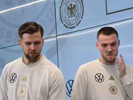 Die Nationalspieler Niclas Füllkrug (l) und Marvin Ducksch sind wieder vereint. - Foto: Arne Dedert/dpa